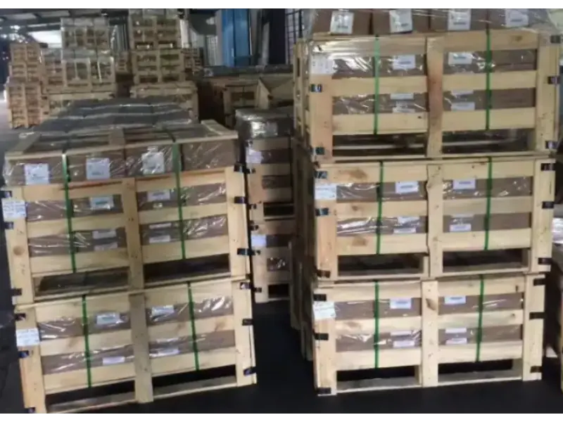 DIN7981 self tapping screws export packing stacked on wooden pallet